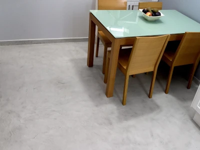 Salón con suelo microcemento